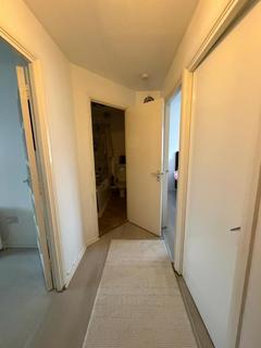 2 bedroom flat to rent, Streamside Close