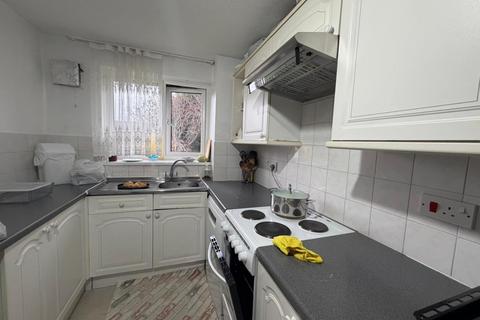 2 bedroom flat to rent, Streamside Close