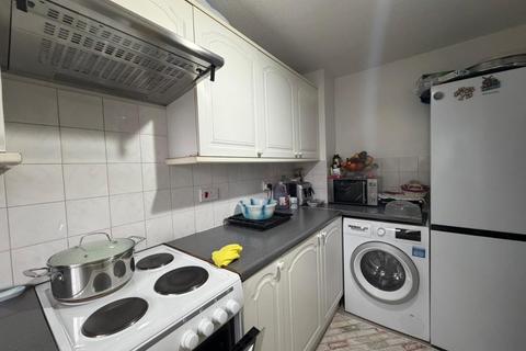 2 bedroom flat to rent, Streamside Close