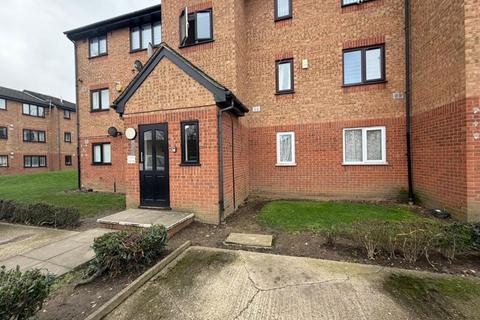 2 bedroom flat to rent, Streamside Close