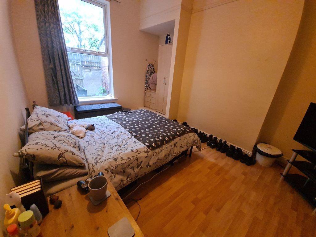 Cozy double bedroom with large window and stora...