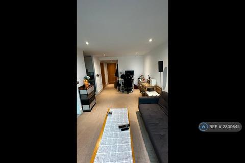 Studio to rent, Kestrel House, London, SW8