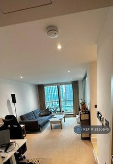 Studio to rent, Kestrel House, London, SW8