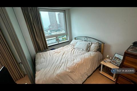 Studio to rent, Kestrel House, London, SW8