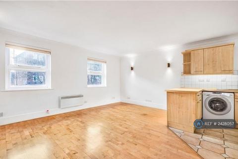 1 bedroom flat to rent, Boatrace Court, London, SW14