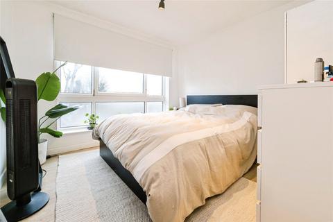2 bedroom flat to rent, Cemetery Road, London, E7