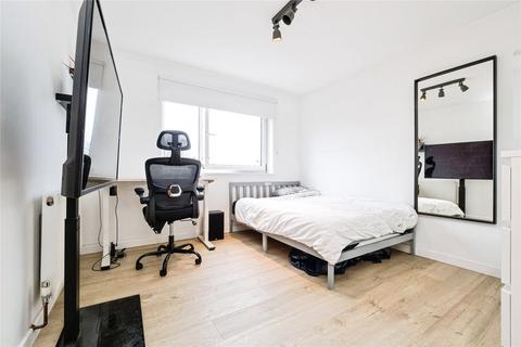 2 bedroom flat to rent, Cemetery Road, London, E7