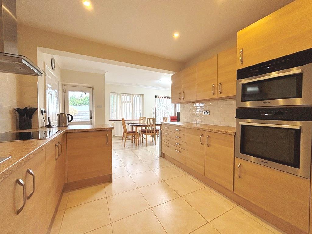 Kitchen (2).JPG