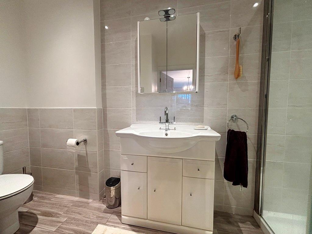 Ensuite.JPG