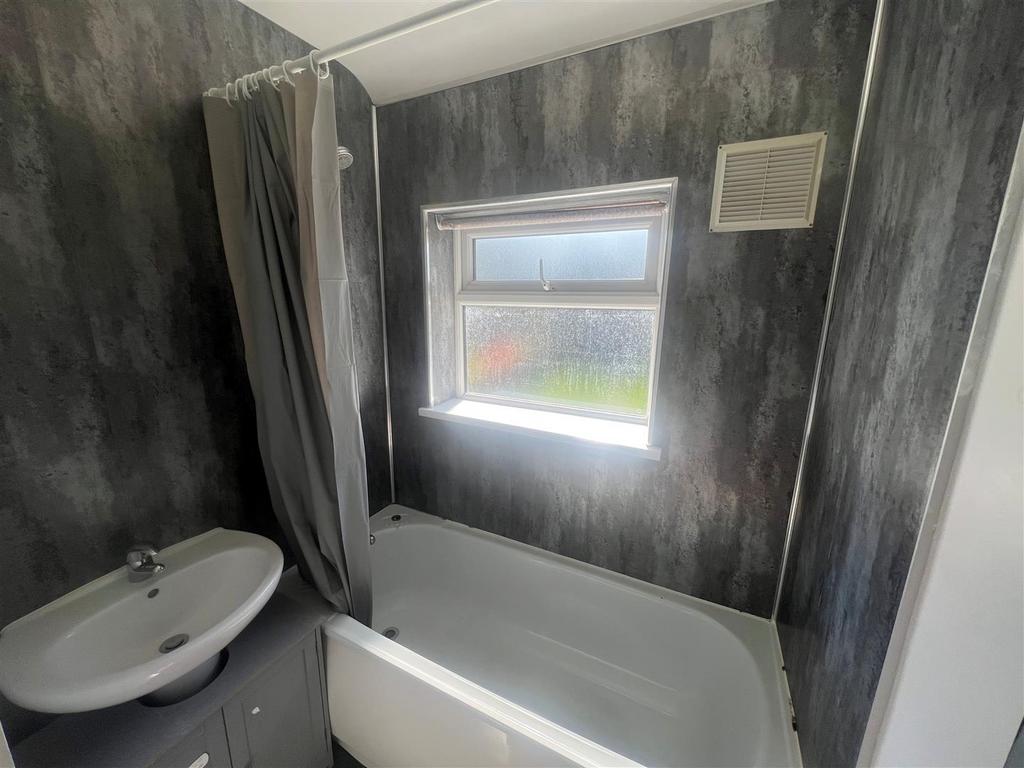 Bathroom photo 1.jpg
