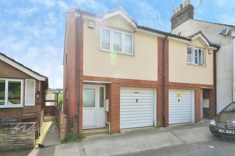 2 bedroom terraced house to rent, Constitution Road Chatham ME5