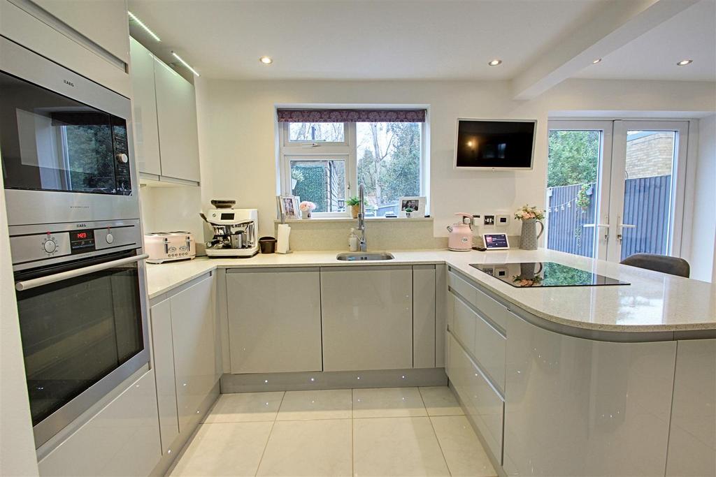 Kitchen 1.jpg