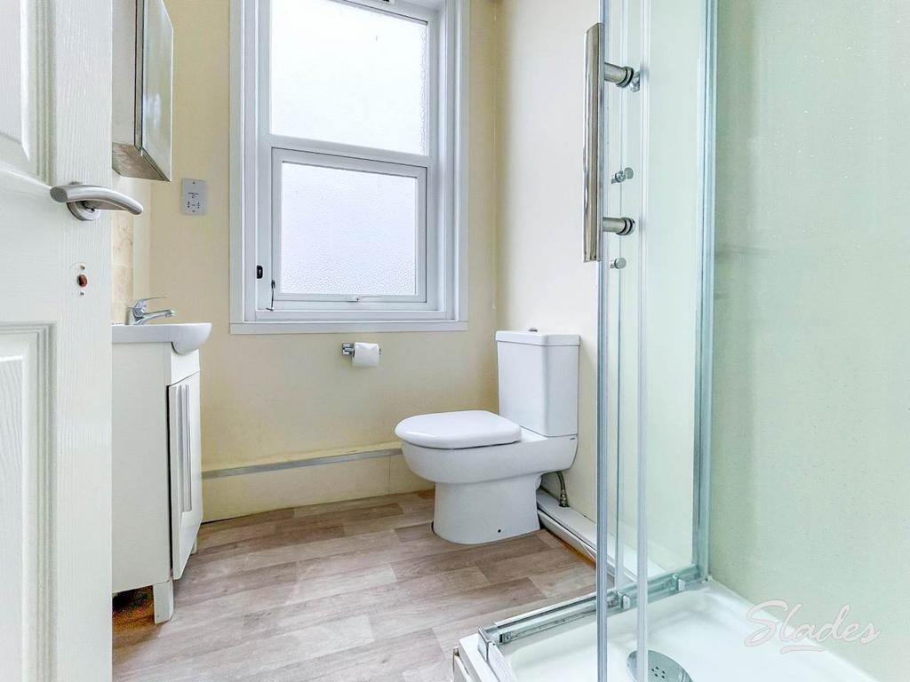 136 sea shower room