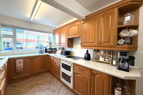3 bedroom semi-detached house for sale, Hillview Crescent, Banbury OX16