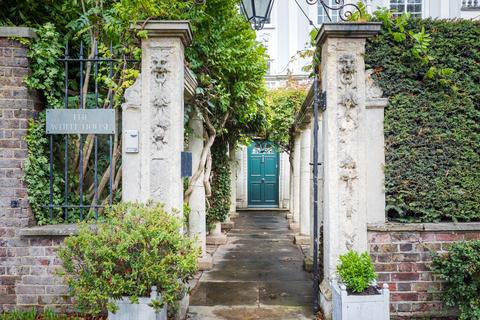 undefined, Hampton Court Road, East Molesey, KT8