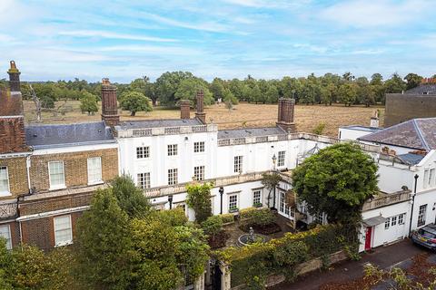 undefined, Hampton Court Road, East Molesey, KT8