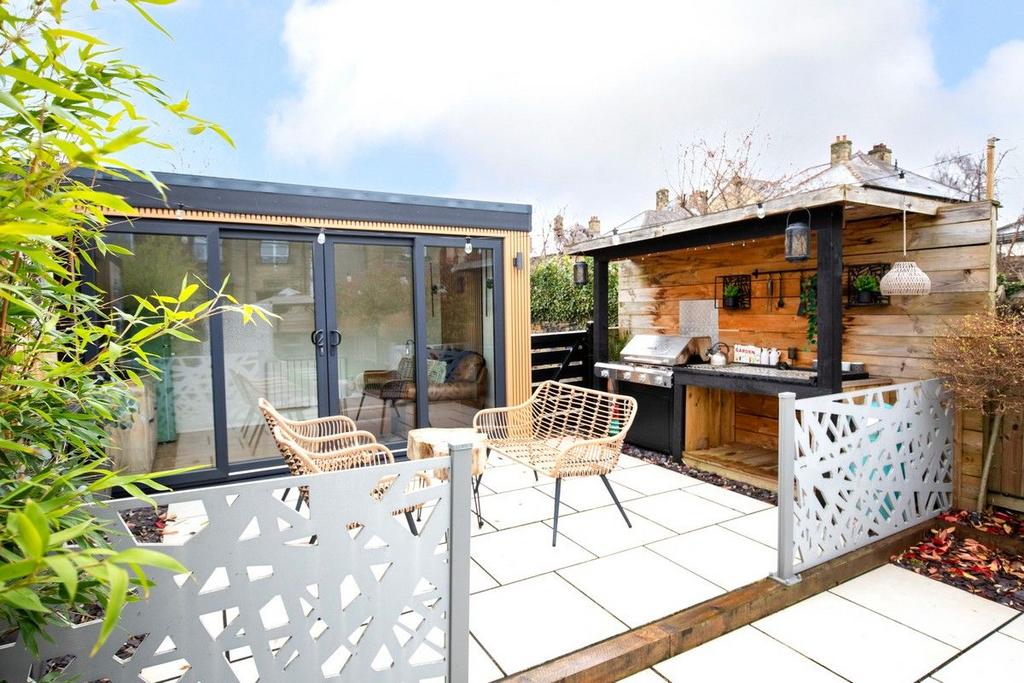 Rear sun snug/outdoor kitchen