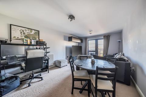 2 bedroom flat for sale, Bell Court, Merlin Road, Farnborough, GU14