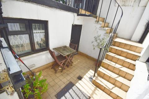 1 bedroom apartment to rent, Leinster Sq