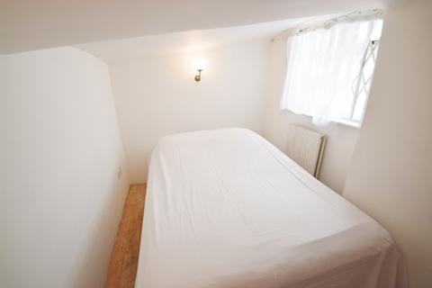 1 bedroom apartment to rent, Leinster Sq