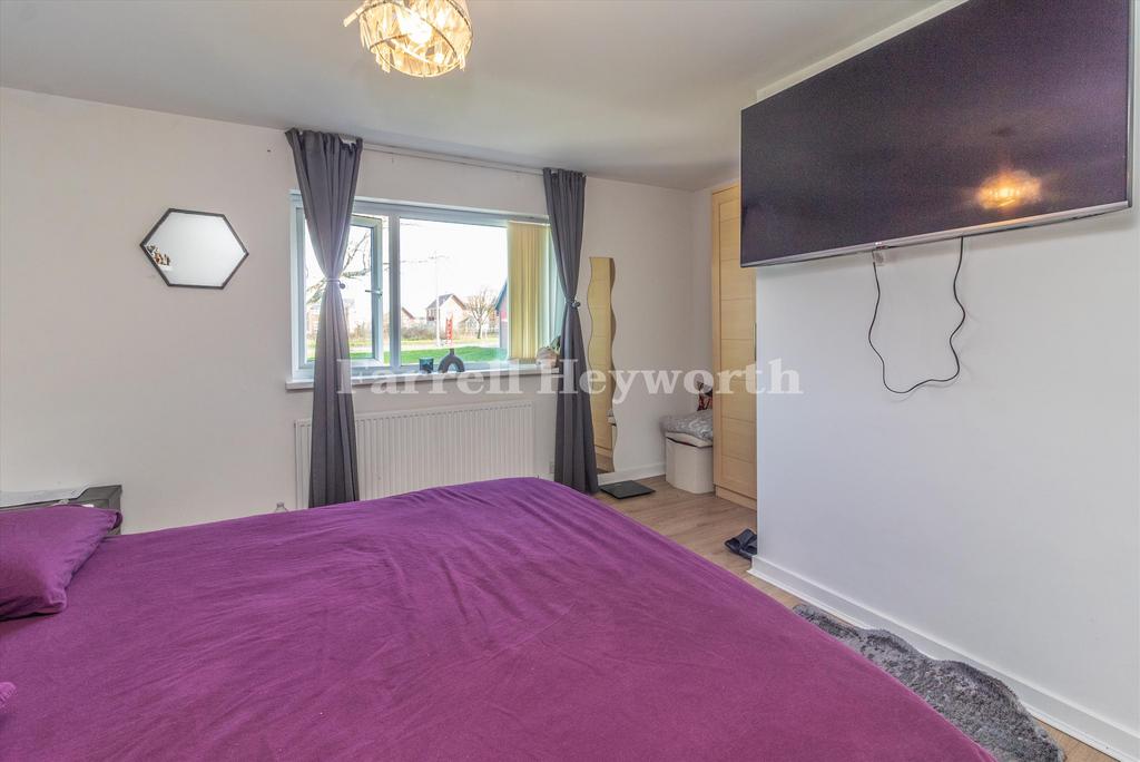 Bedroom 1 image 2