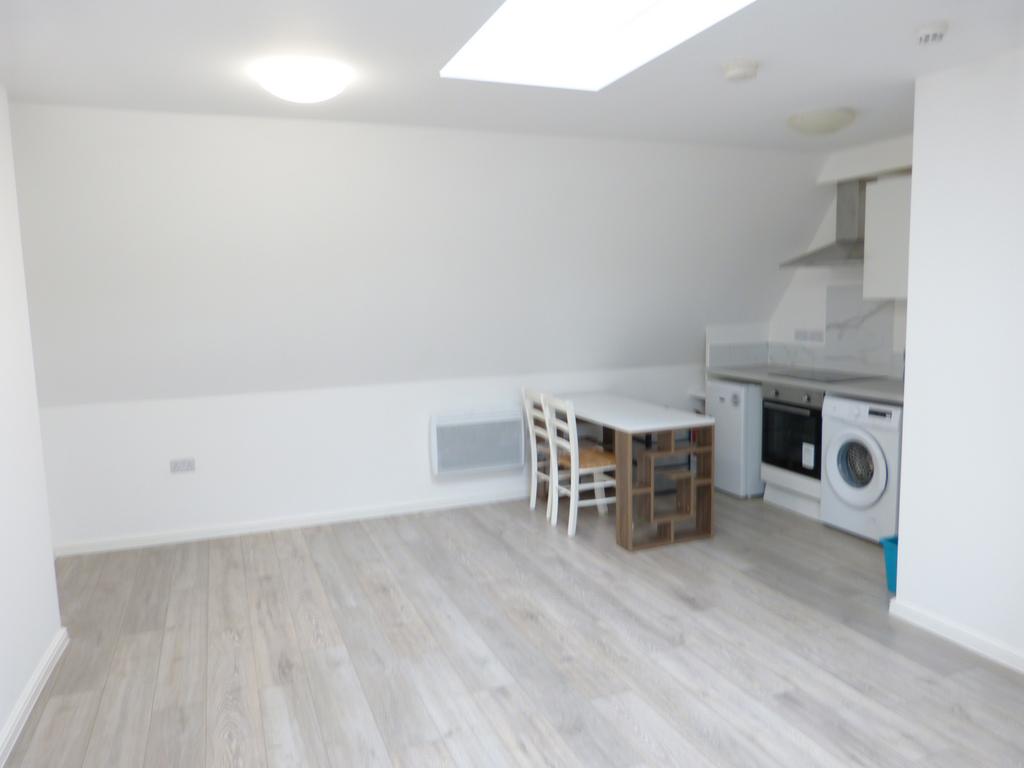 1 bed flat to rent Golders Green Road, London NW1