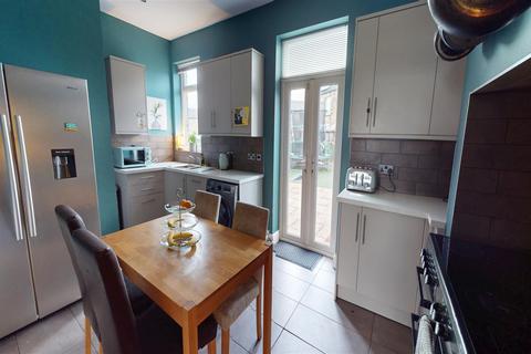 3 bedroom end of terrace house for sale, Cemetery Road, Low Moor, Bradford