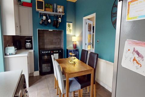 3 bedroom end of terrace house for sale, Cemetery Road, Low Moor, Bradford