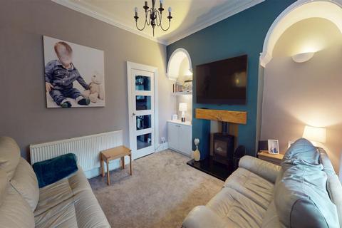 3 bedroom end of terrace house for sale, Cemetery Road, Low Moor, Bradford