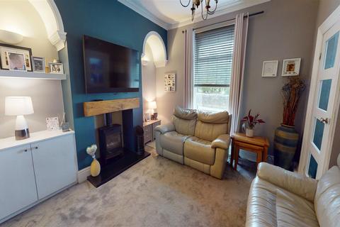 3 bedroom end of terrace house for sale, Cemetery Road, Low Moor, Bradford