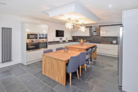 undefined, Carriage Close, Hale Village, L24