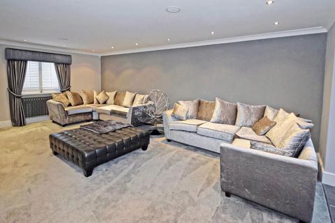 undefined, Carriage Close, Hale Village, L24