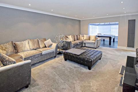 undefined, Carriage Close, Hale Village, L24