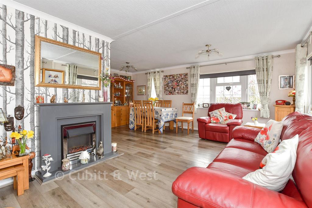 Lounge/ Dining Room