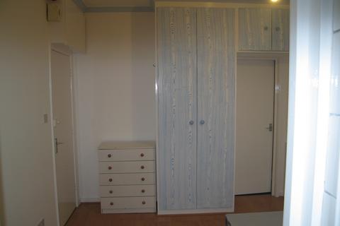 Studio to rent, Sydney Road, London N8