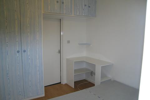 Studio to rent, Sydney Road, London N8