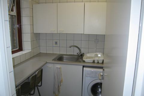 Studio to rent, Sydney Road, London N8