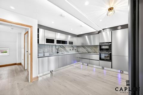 3 bedroom flat for sale, New North Road, Ilford