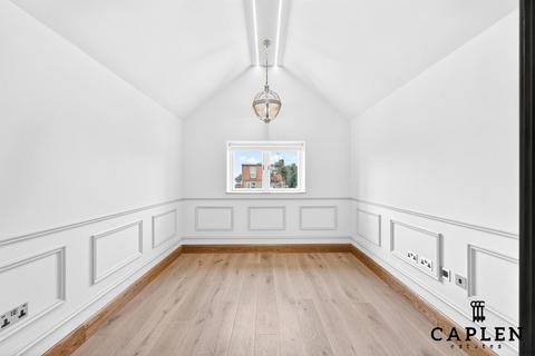 3 bedroom flat for sale, New North Road, Ilford