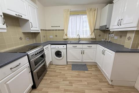 2 bedroom flat to rent, Minnis Road, Birchington