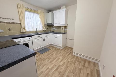 2 bedroom flat to rent, Minnis Road, Birchington