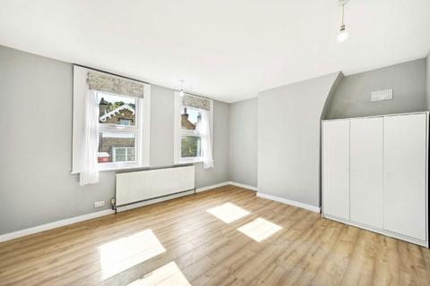 4 bedroom semi-detached house to rent, Lower Road, Harrow HA2