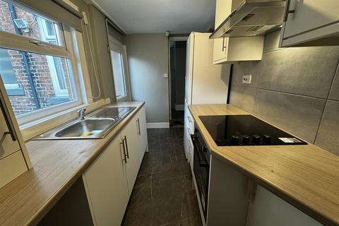 3 bedroom terraced house to rent, High Street South, Langley Moor
