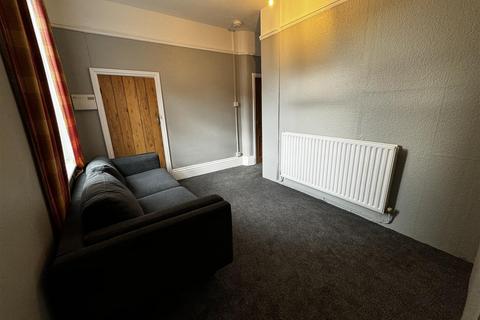 3 bedroom terraced house to rent, High Street South, Langley Moor