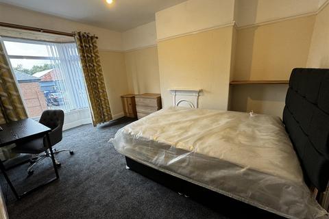 3 bedroom terraced house to rent, High Street South, Langley Moor