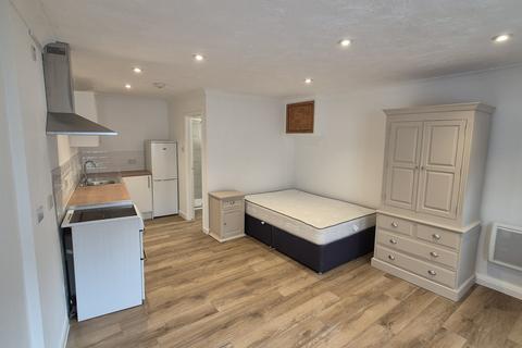 Studio to rent, Military Road, CO1