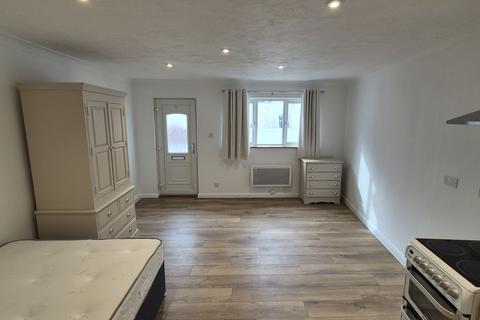 Studio to rent, Military Road, CO1