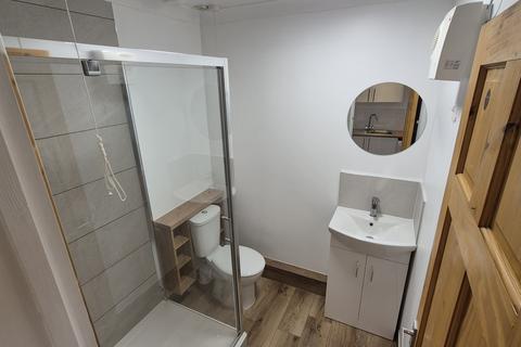 Studio to rent, Military Road, CO1