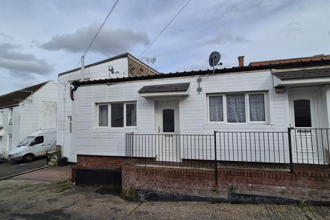 Studio to rent, Military Road, CO1