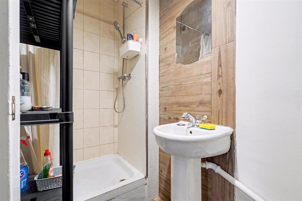 Bed One Ensuite.jpeg